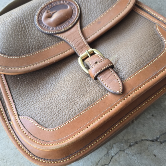 Vintage Dooney & Bourke all-weather Taupe satchel Crossbody Shoulder Bag - Picture 8 of 9
